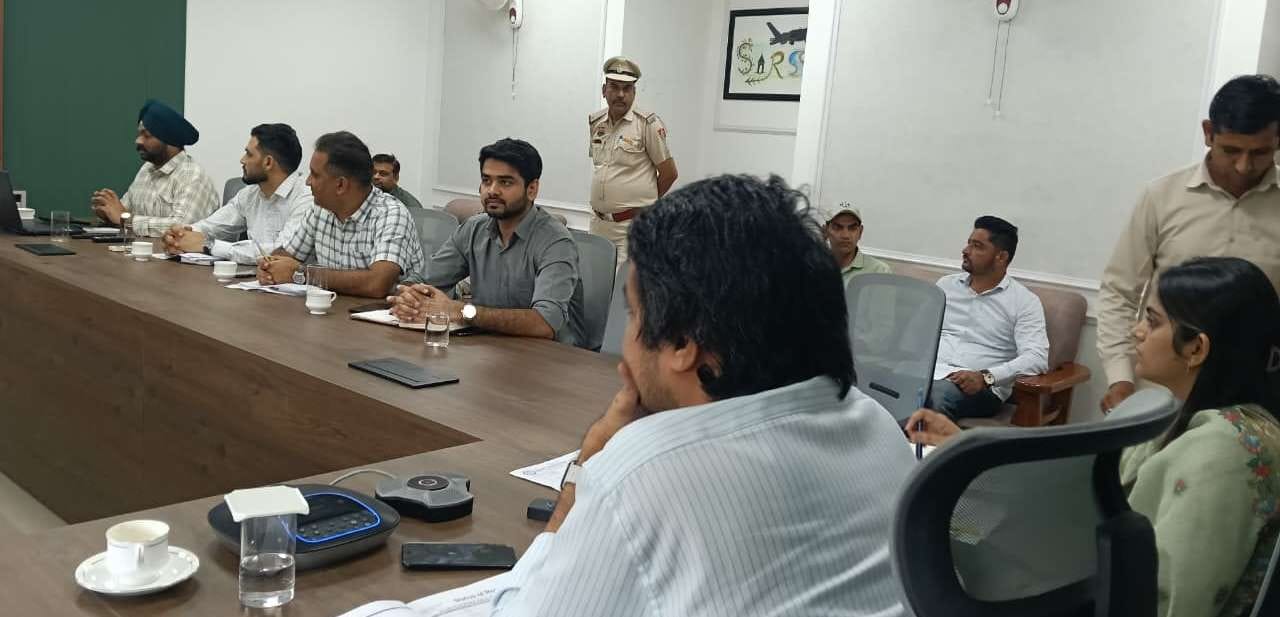 सिरसा। समाधान प्रकोष्ठ की मासिक बैठक लेते हुए उपायुक्त शांतनु शर्मा। सूचना विभाग