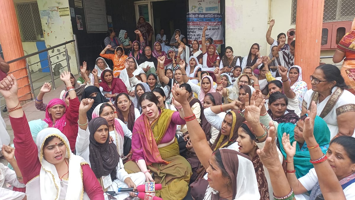 Meerut News: स्मार्ट मोबाइल दिलाओ, भत्ते और सुविधाएं बढ़ाओ