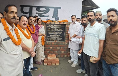 सड़क निर्माण कार्य का शुभारंभ करतीं महापौर व उपस्थित अन्य। प्रवक्ता।