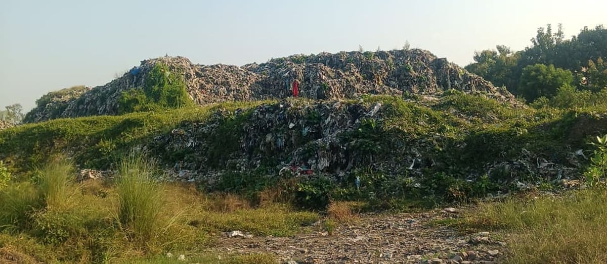 Sultanpur News: प्लास्टिक कचरे का लगा पहाड़, निस्तारण बेहाल