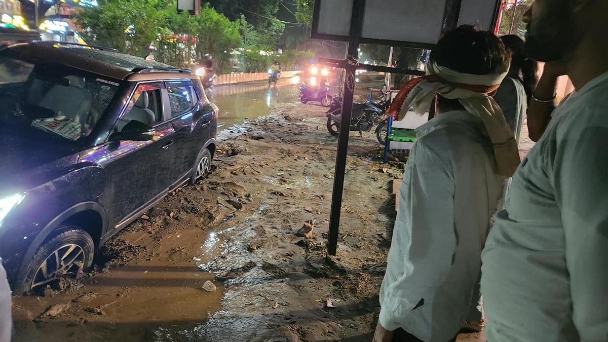 Agra News: शहीद नगर चौकी के पास दलदल में फंसी कार