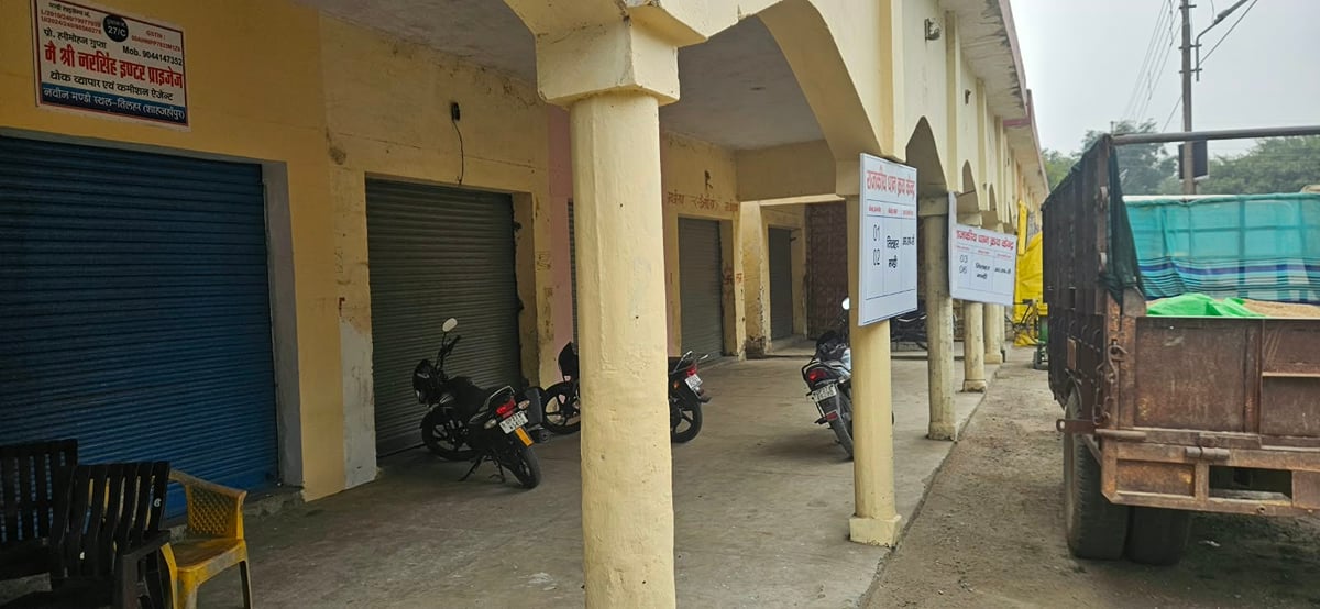 Shahjahanpur News: केवल बैनर लगे...केंद्र प्रभारी नदारद