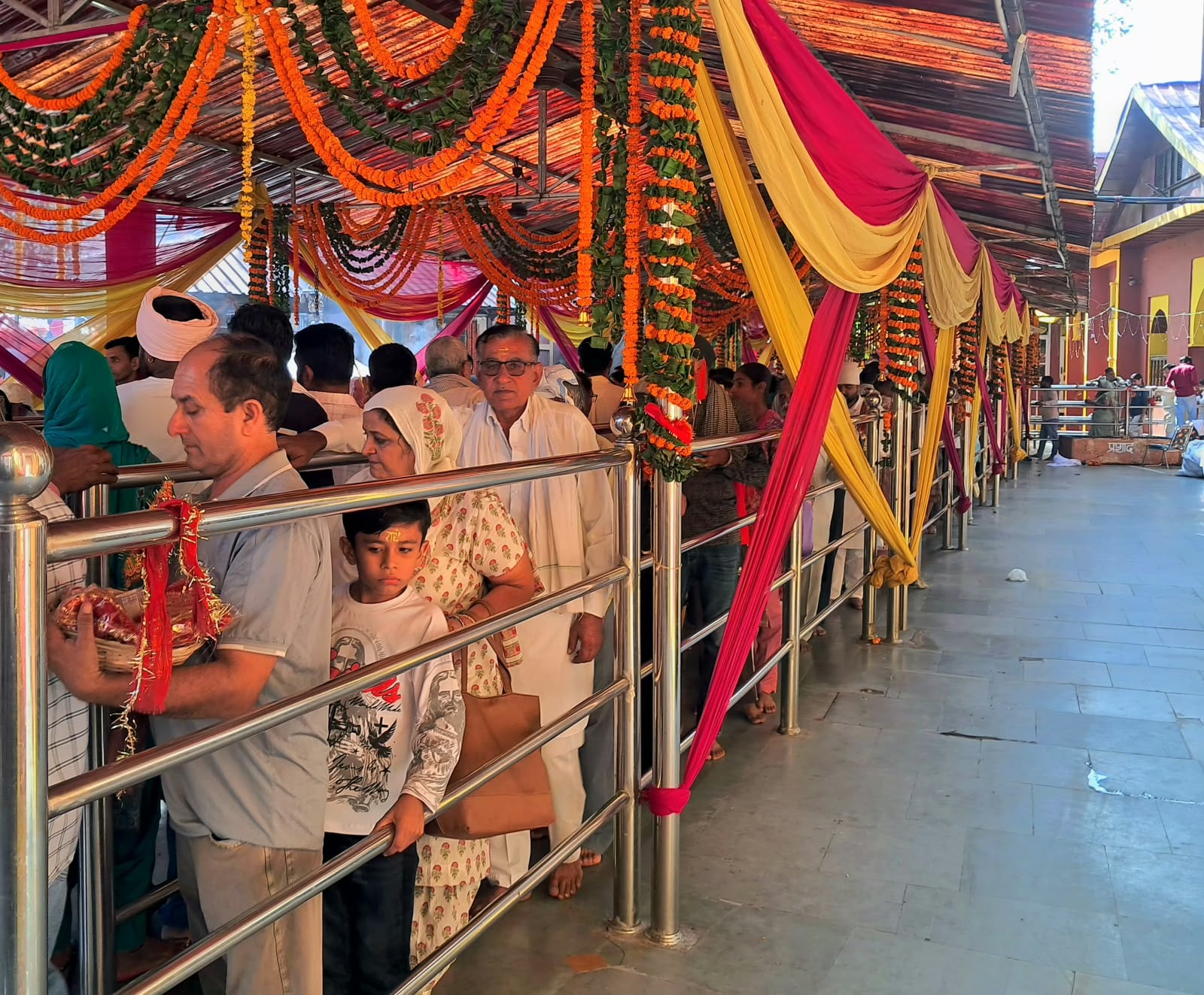 6,000 devotees paid their respects at Trilokpur Temple on the sixth day.