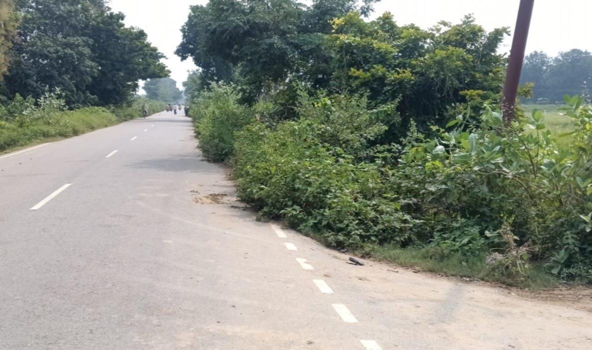 दामूपुरवा के पास बारिश के दौरान कटी सड़क, मल्हीपुर-भिनगा मार्ग पर कोकल के पास बना गड्डा, नानप
