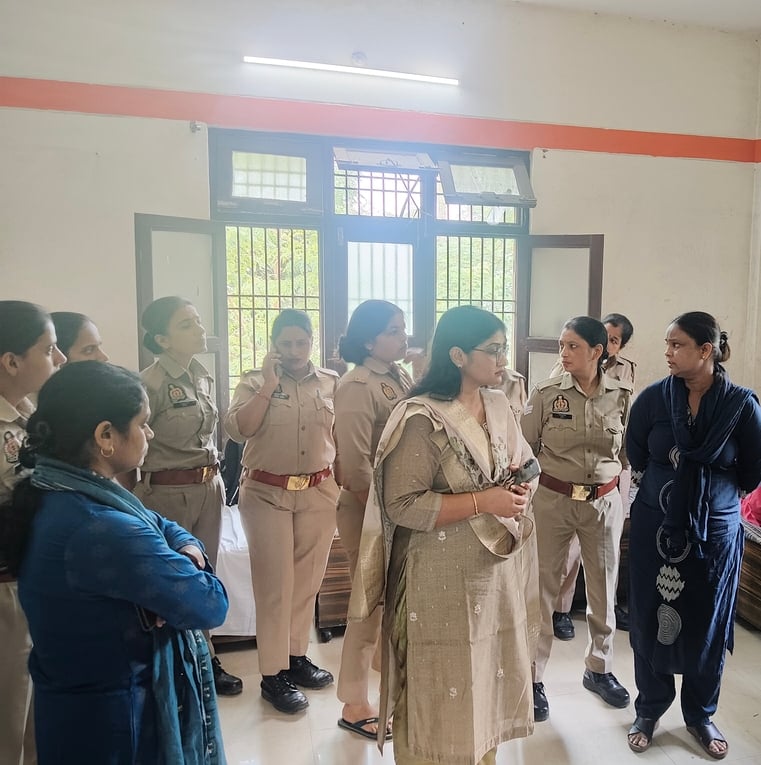 Aligarh News: पीड़ित महिलाओं को तत्काल मदद और न्याय दिलाने पर जोर