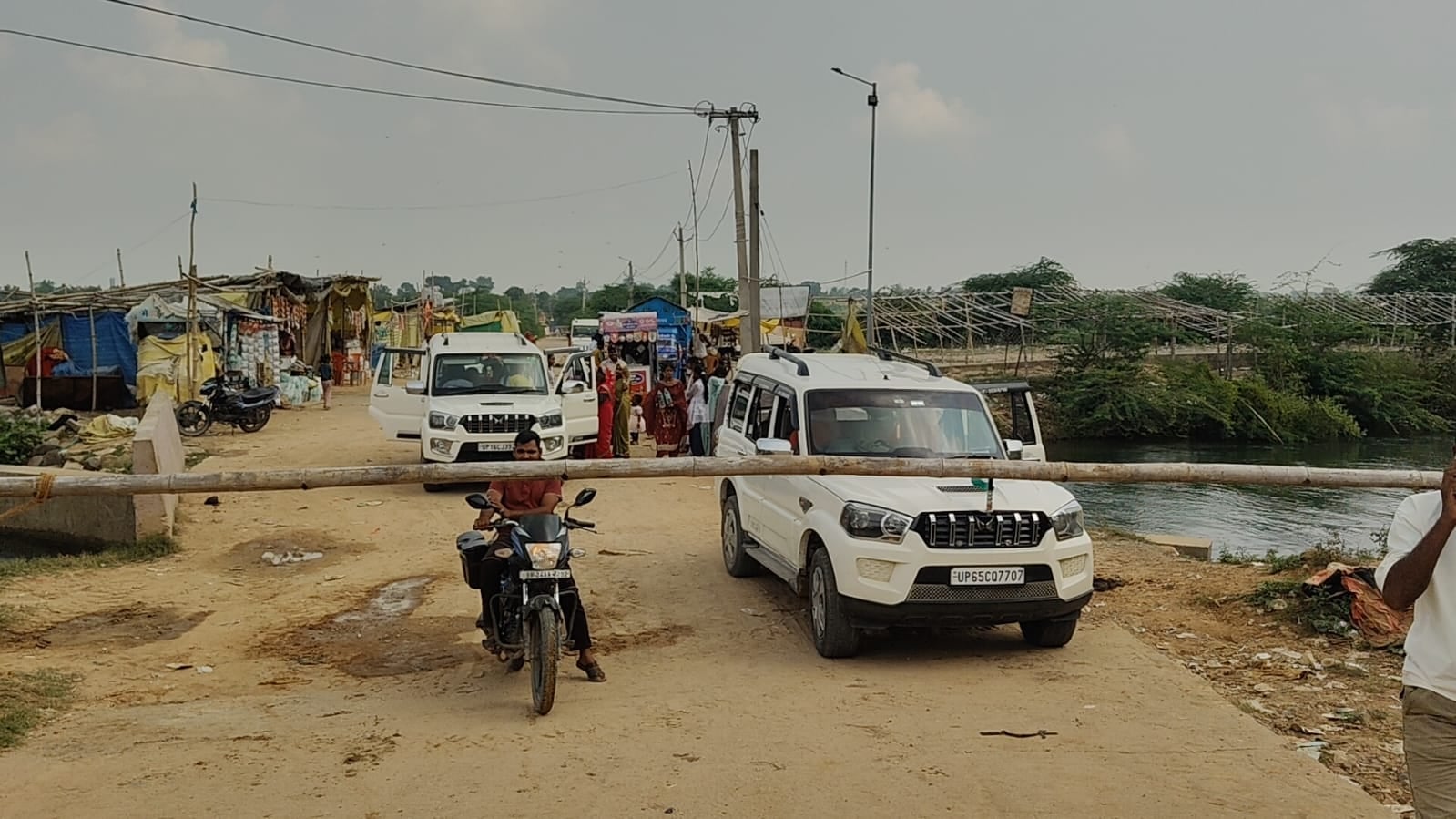 वन विभाग द्वारा लगाया गया बैरियर