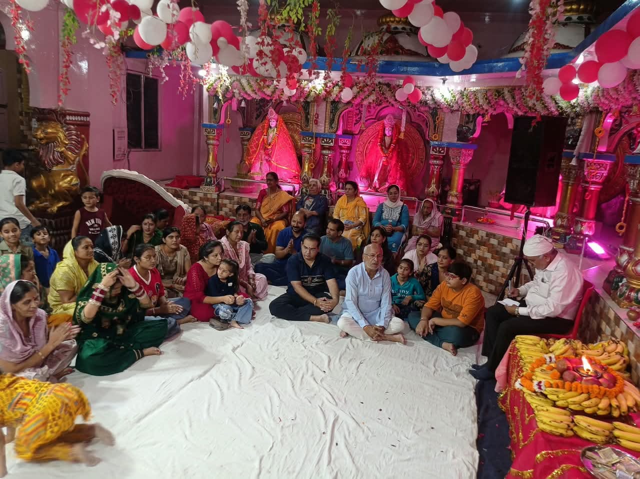 29 दुर्गा भवन मंदिर में चौकी में उपस्थित श्रद्धालु। संवाद