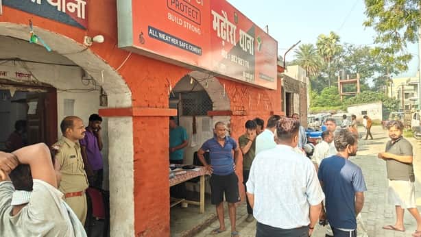 आयुष का शव लेकर थाना पहुंचे परिजन