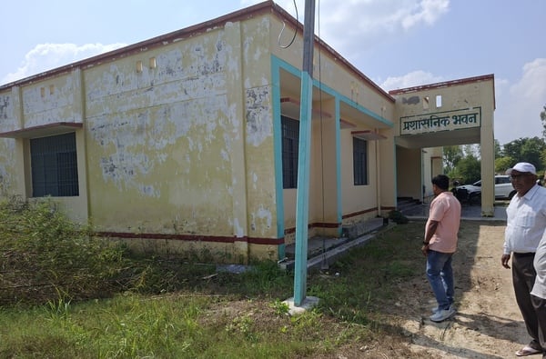 Azamgarh News: लेदौरा केंद्र के करोड़ों के निर्माण की साल भर में खुली पोल