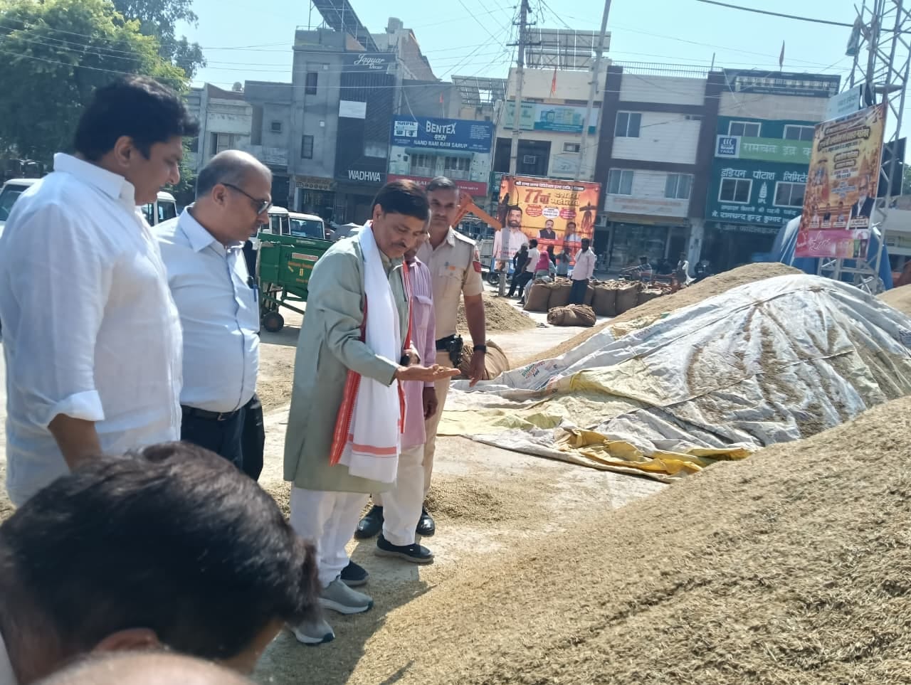 अनाज मंडी का निरीक्षण करते हरियाणा व्यापारी कल्याण बोर्ड के चेयरमैन राजेश ठकराल।