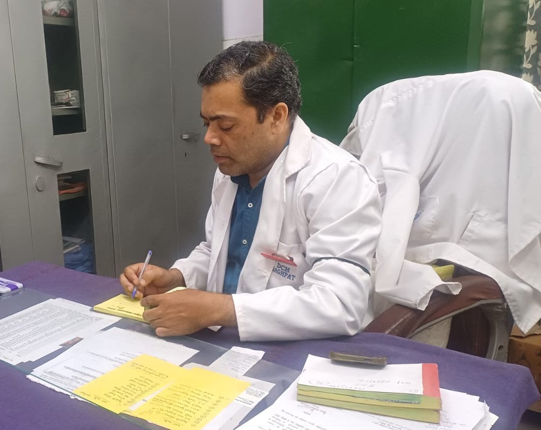 Baghpat News: चिकित्सकों व फार्मासिस्टों ने काली पट्टी बांधकर किया काम