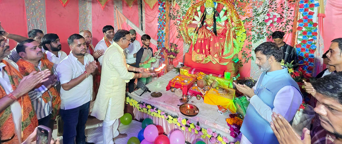 Agra News: सांसद ने पंडाल में की माँ कात्यायनी की पूजा-आरती, कन्याओं का लिया आशीर्वाद
