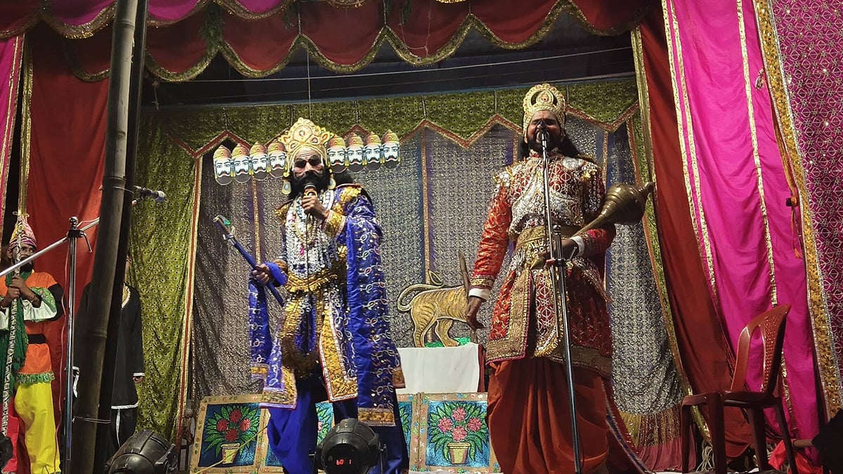 Meerut News: मवाना में रामलीला का मंचन, अंगद-रावण संवाद व लंका दहन