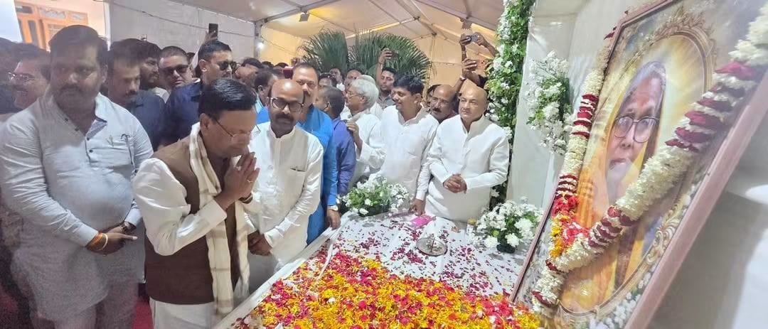 Basti News: हरीश द्विवेदी की मां को श्रद्धांजलि देने पहुंचे जनप्रतिनिधि