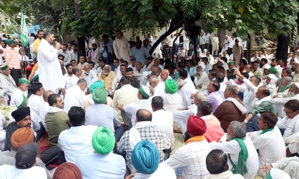 Bijnor News: बिलाई मिल से भुगतान नहीं मिलने पर डीएम की कोठी में गन्ना भरने का एलान