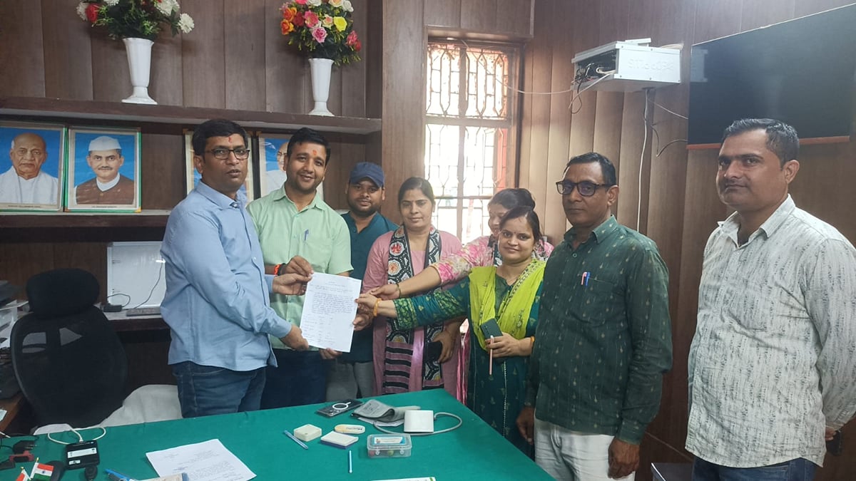 Ballia News: छह सूत्री मांगों के लिए स्वास्थ्य कर्मियों ने किया कार्य बहिष्कार