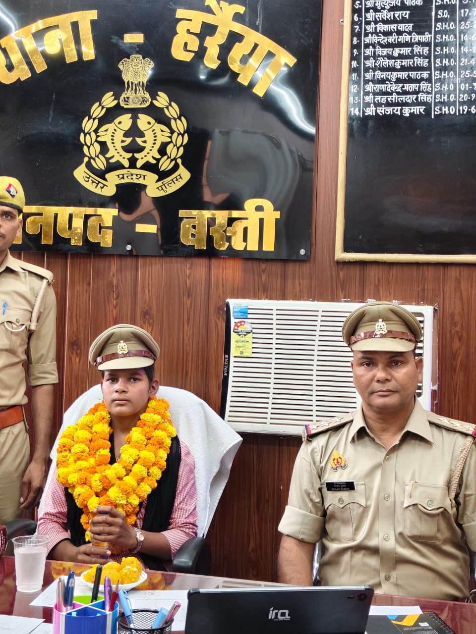 Basti News: छात्रा राबिया ने एक दिन के लिए संभाली हर्रैया थाने की कमान
