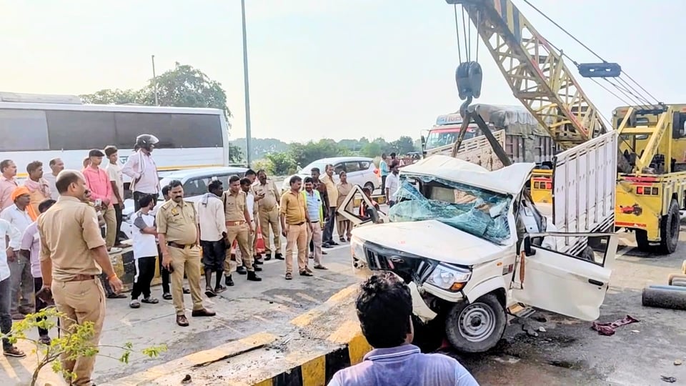 Lucknow News: डिवाइडर से टकराई पिकअप, चालक-परिचालक की मौत