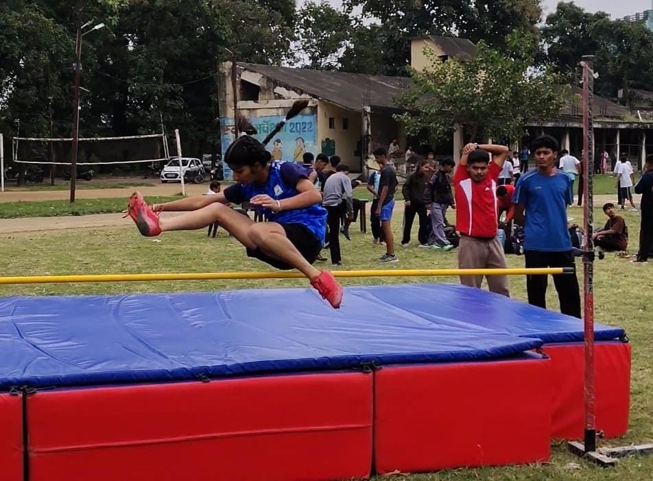 एथलेटिक प्रतियोगिता में ऊंची कूद में प्रतिभाग करती एथलीट