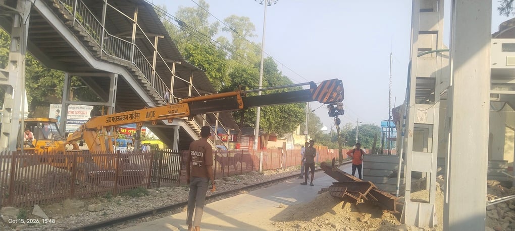 Auraiya News: फफूंद स्टेशन पर लिफ्ट के तीसरे फ्रेम की तैयारी शुरू