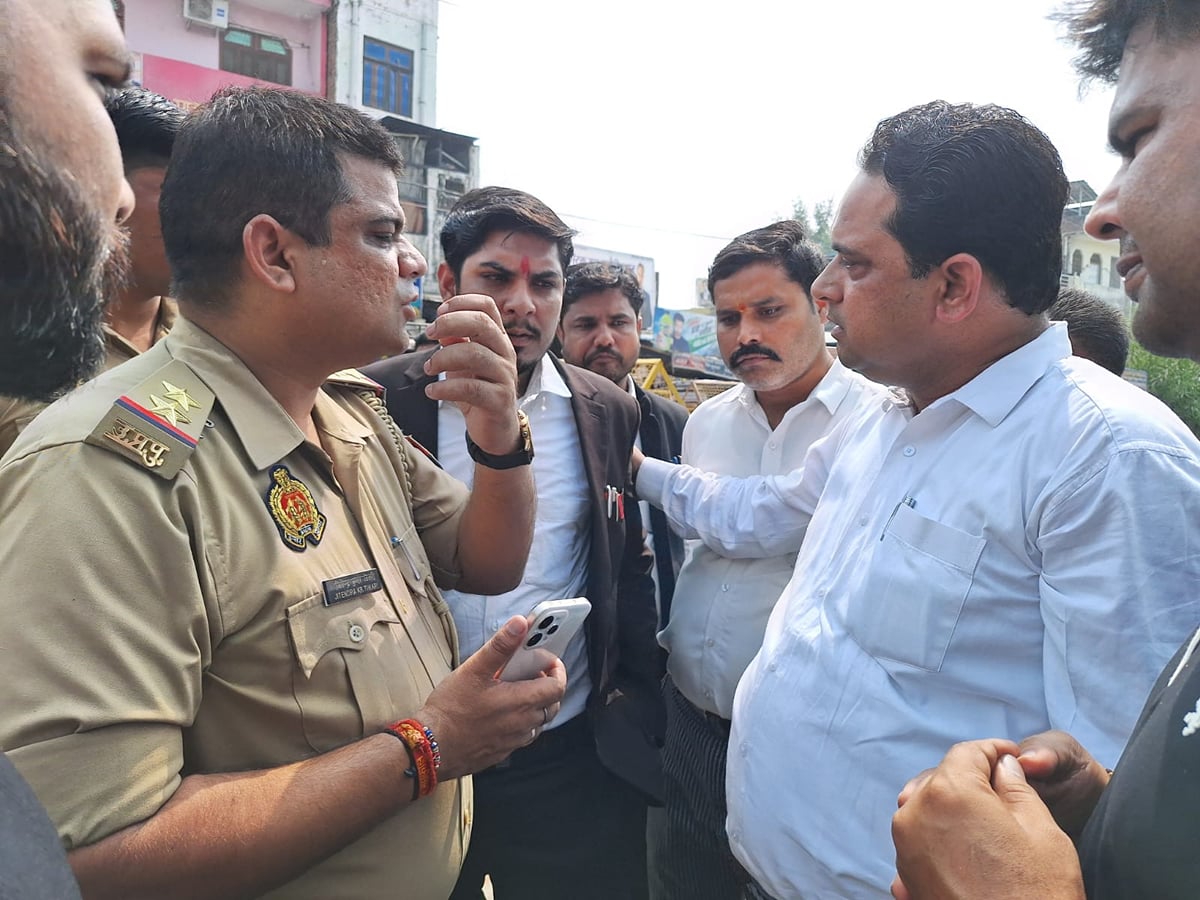 Auraiya News: एसओजी प्रभारी पर कार्रवाई न होने पर वकीलों ने लगाया जाम