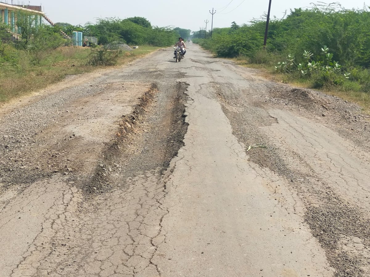 Jalaun News: 49 करोड़ खर्च, फिर भी सात किमी सड़क अधूरी