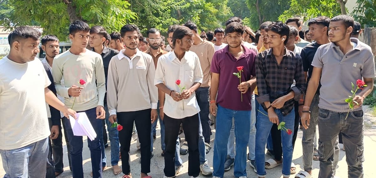 Mahoba News: गुलाब का फूल लिए छात्रों ने डीएम से की प्रधानाचार्य की शिकायत