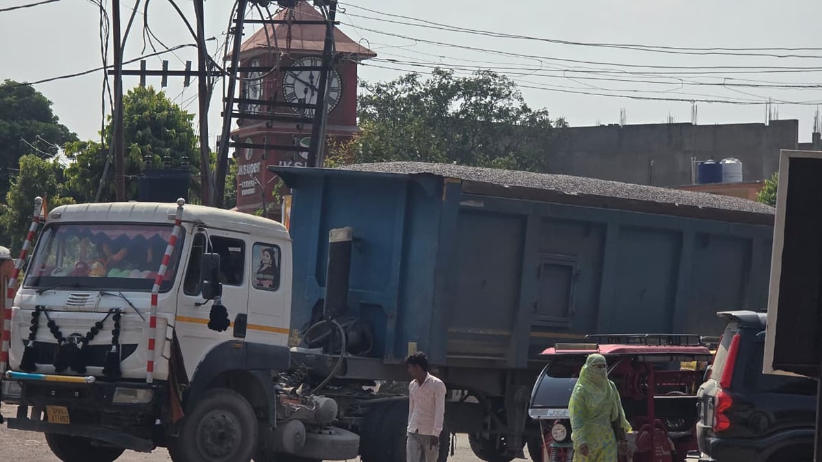 Hamirpur News: तीन ओवरलोड वाहन पकड़े, ललपुरा में रोके गए 60 ट्रक