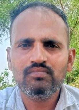 Mahoba News: पांच बोरी की मांग, एक से चलाओ काम... प्रसाद की तरह बट रही खाद