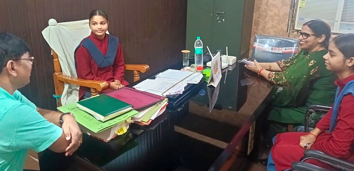Mahoba News: एक दिन की डीआईओएस बनीं ऋचा बोलीं, समय से आएं सभी कर्मचारी