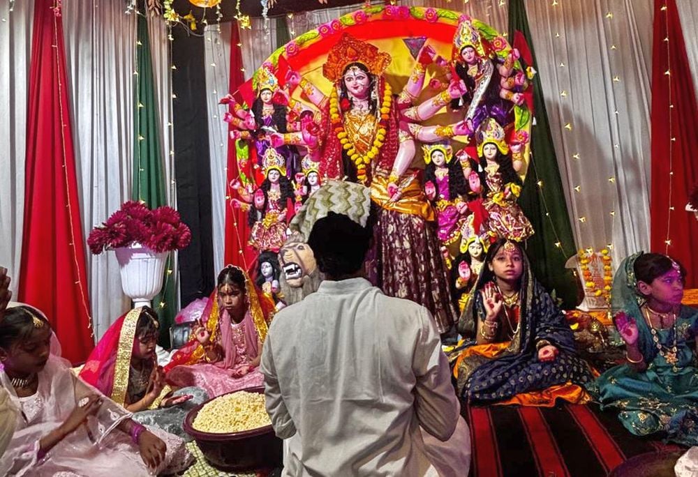 Mahoba News: मां के विभिन्न स्वरूपों में सजीं कन्याओं ने मोहा मन