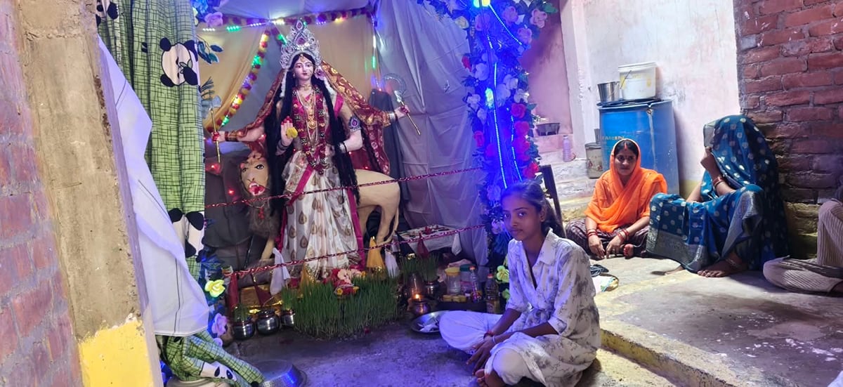 Chitrakoot News: 13 साल की गीतांजलि ने बनाई देवी की प्रतिमा