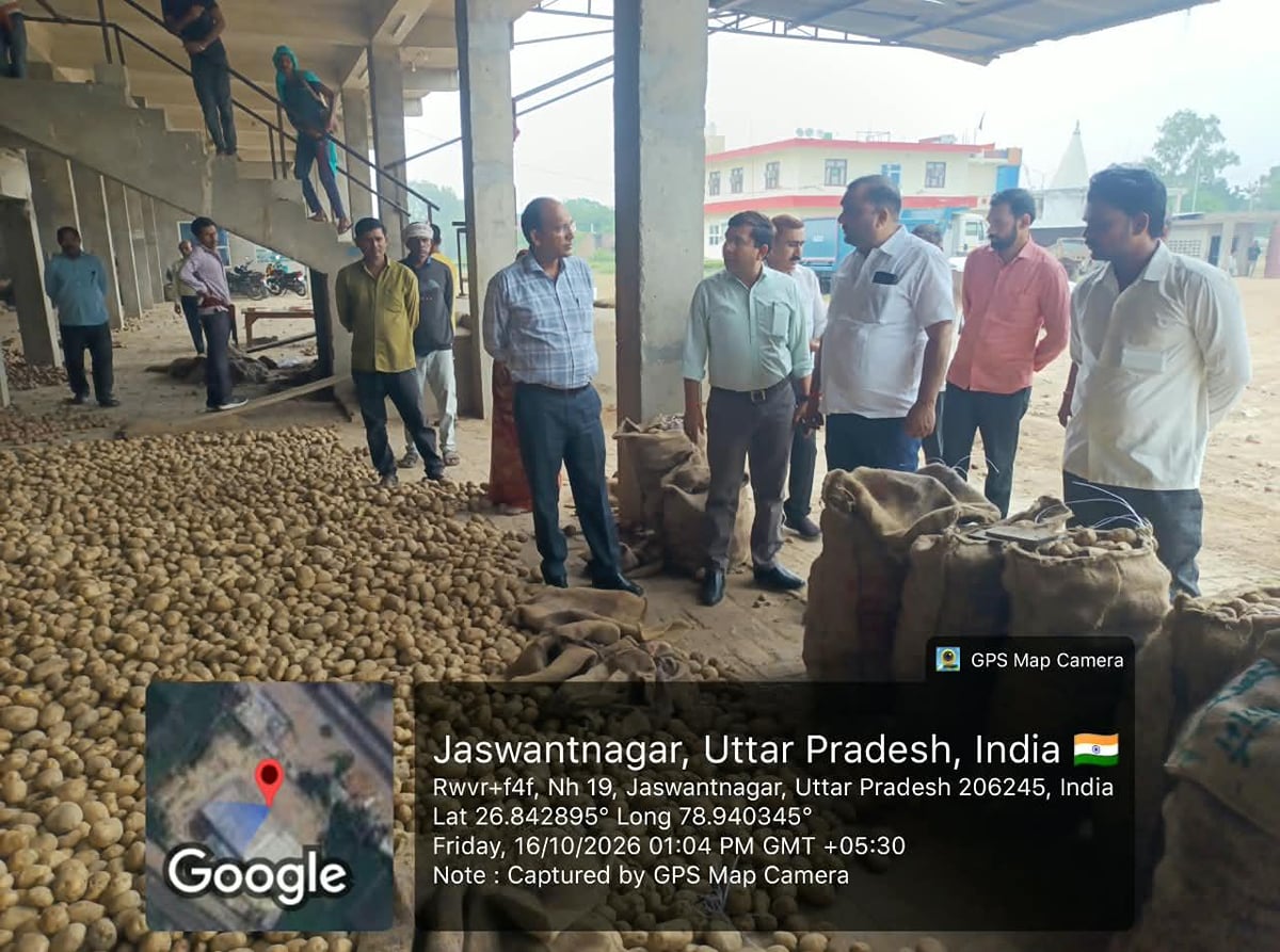 Etawah News: कोल्ड स्टोरों पर पहुंचे अधिकारी, दी आलू अनुदान योजना की जानकारी