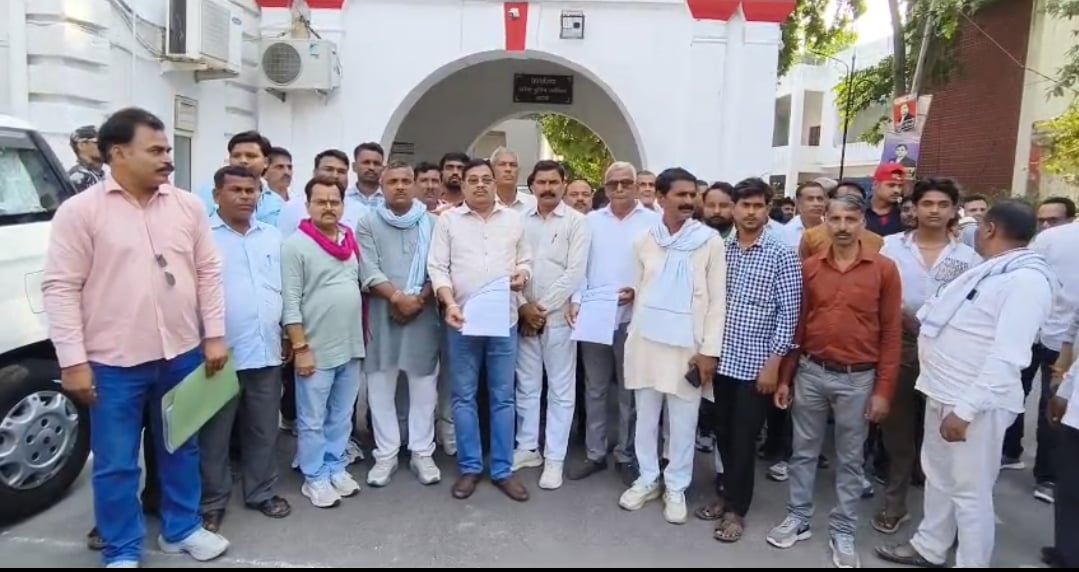 Etawah News: परसौली कांड की निष्पक्ष जांच की मांग, एसएसपी से मिले 50 से अधिक प्रधान