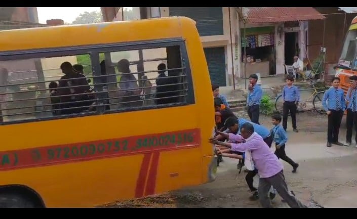 Auraiya News: डीजल खत्म होने पर बच्चों ने बस को लगाया धक्का