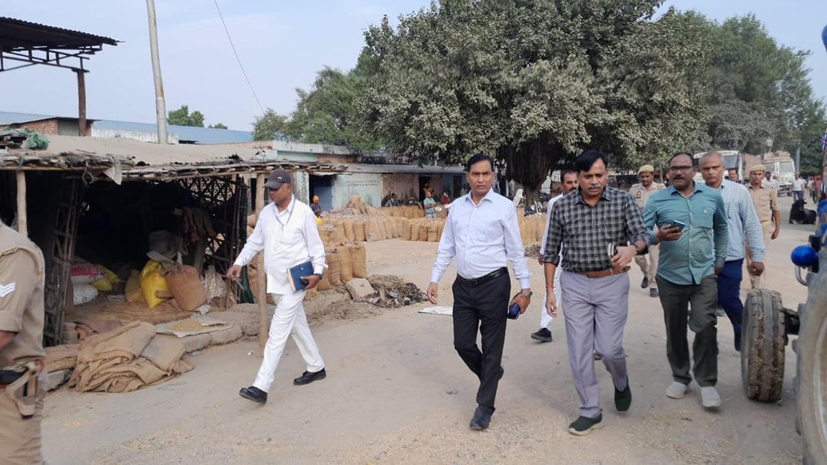 Auraiya News: किसानों के बरामदों पर व्यापारियों का कब्जा, मंडी में सीसीटीवी भी बंद
