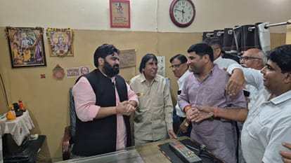 फोटो संख्या:66- कनीना में राज्यसभा सांसद कार्तिककेय शर्मा से मिलते ग्रामीण--संवाद