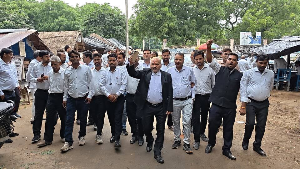 Agra News: आरोपियों की गिरफ्तारी न होने से आक्रोश, अनिश्चितकालीन हड़ताल
