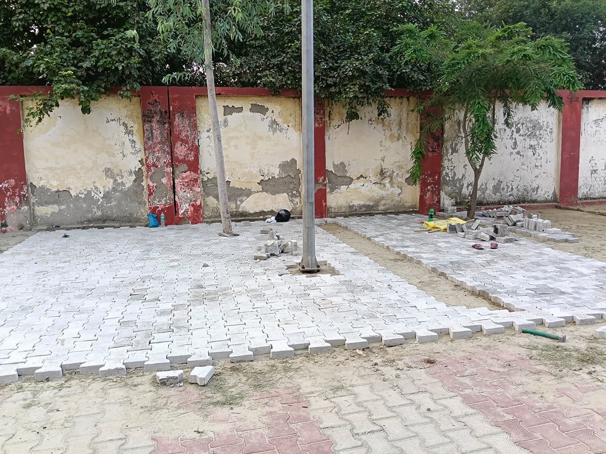 Noida News: मलकपुर स्टेडियम का हो रहा सौंदर्यीकरण, लग रहीं इंटरलॉक टाइल्स