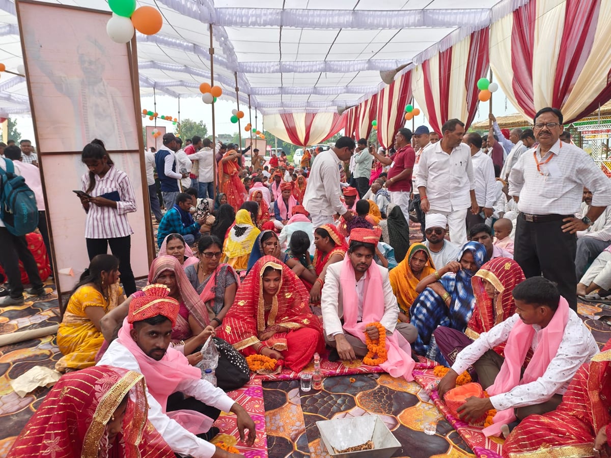 Ballia News: जंगली बाबा धाम में वैदिक मंत्रोच्चार के बीच 41 जोड़ों ने थामा एक-दूजे का हाथ