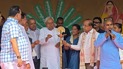 गयाजी में 20 साल बेमिसाल प्रदर्शनी का दीप प्रज्वलित कर उद्घाटन करते पूर्व मुख्यमंत्री नीतीश कुम