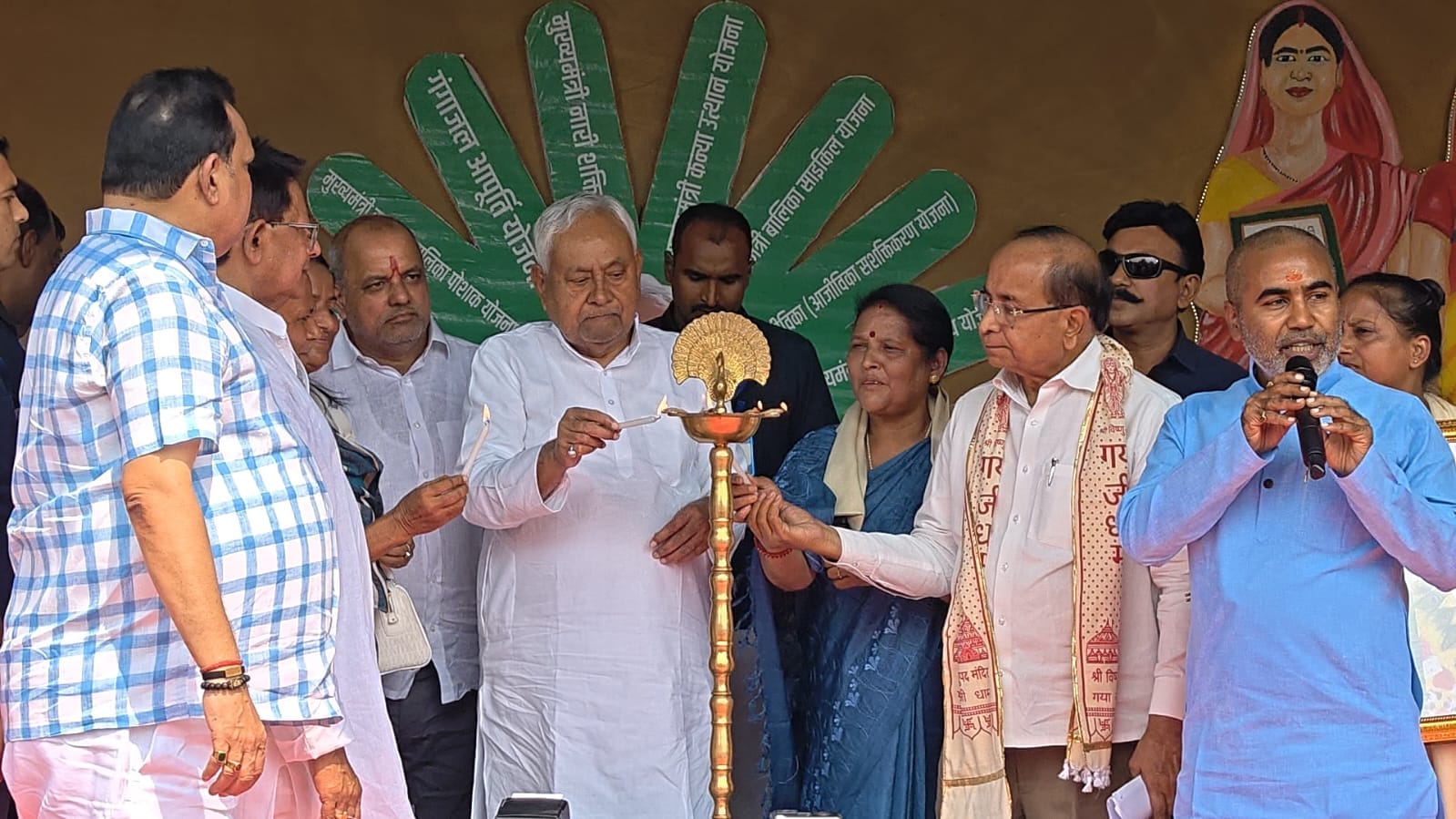 गयाजी में 20 साल बेमिसाल प्रदर्शनी का दीप प्रज्वलित कर उद्घाटन करते पूर्व मुख्यमंत्री नीतीश कुम