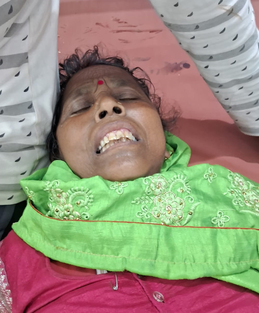 Budaun News: हाईवे पर खड़ी रोडवेज बस से टकराया टेंपो, छह घायल
