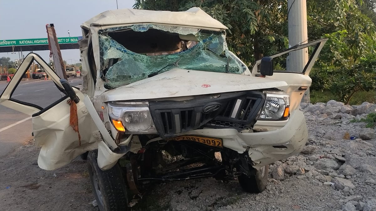 Raebareli News: डिवाइडर से टकराया पिकअप  चालक और क्लीनर की मौत