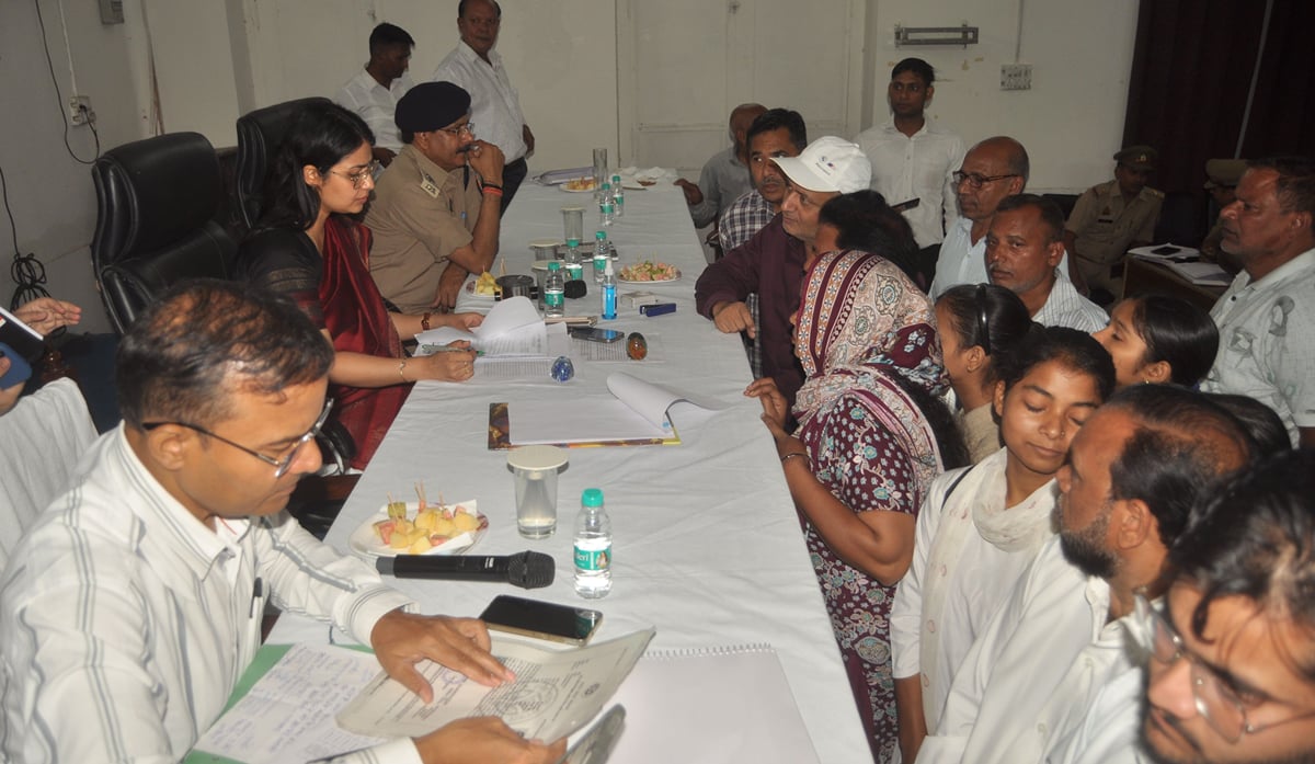 Hapur News: सिर्फ 07 शिकायतों का निस्तारण, लेखपाल का वेतन काटने के आदेश