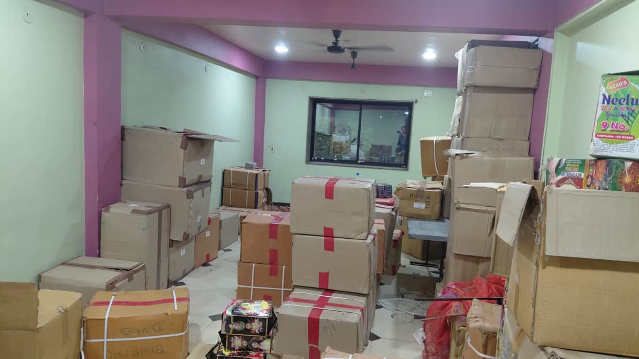 Dhar: Police Seize 900 Kg of Illegal Firecrackers Worth ₹2.8 Lakh from Hotel, Book Hotel Operator
