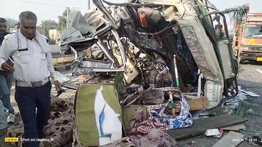 Driver of a truck dies after colliding with another truck parked on the highway