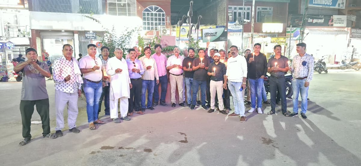 Agra News: लोगों ने कैंडल मार्च निकालकर आंदोलन की दी चेतावनी