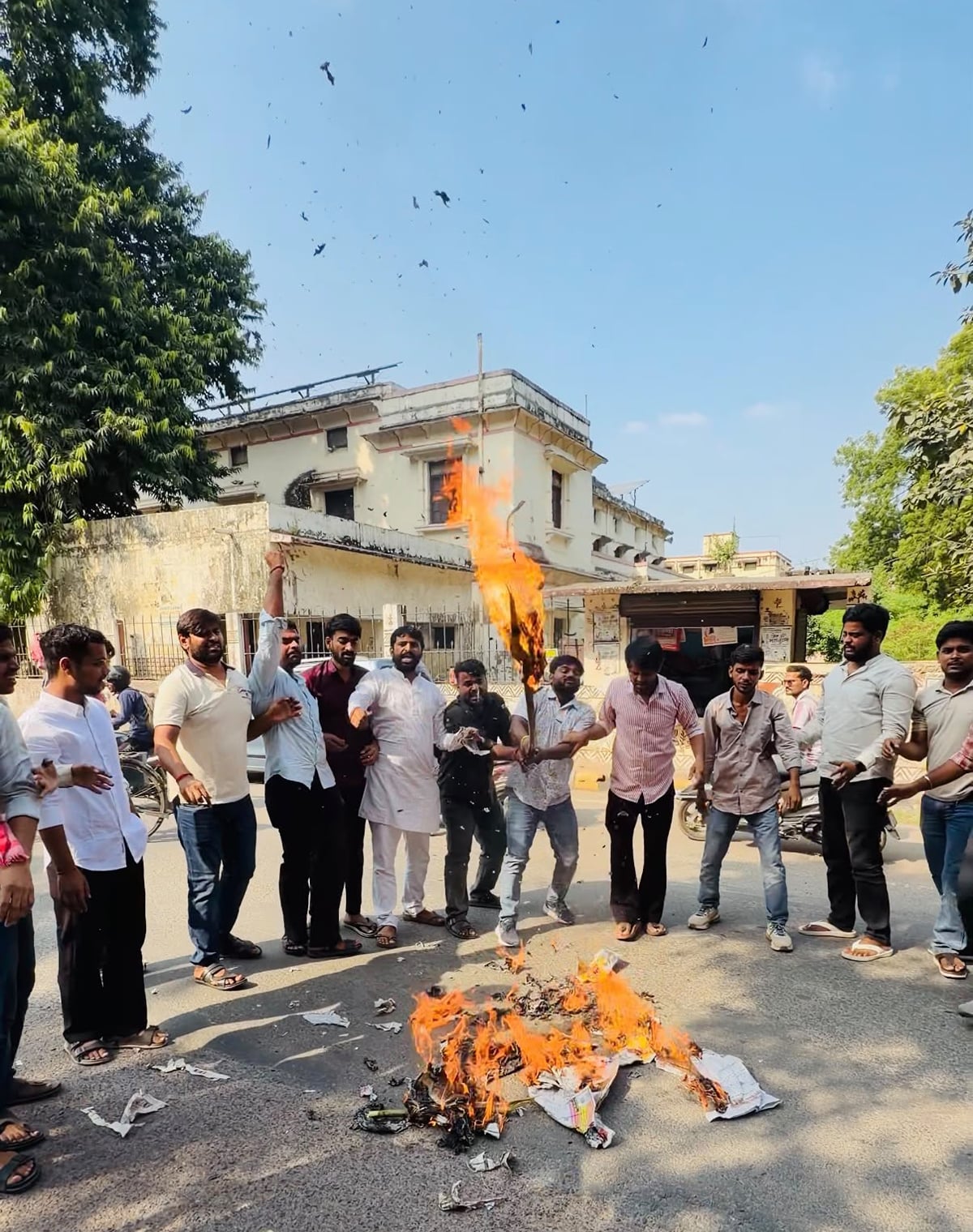 Prayagraj News: अंकिता भंडारी को न्याय दिलाने की मांग, छात्रों ने फूंका प्रधानमंत्री का पुतला