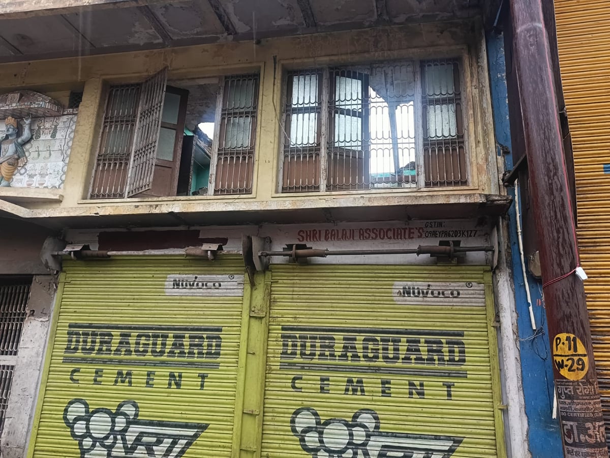 Hathras News: लोहा कारोबारी के यहां रात 10 बजे तक चली जांच